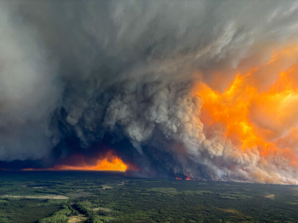 ▲▼ 加拿大亞伯達省野火PWF044 Bison Lake野火5月31日空拍照片。（圖／路透）