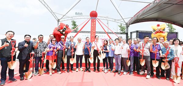 ▲桃園市長張善政今天下午出席桃園航空城菓林裡時大街廓造鎮開工典禮，會後與出席人士共同合影。（圖／市府新聞處提供）