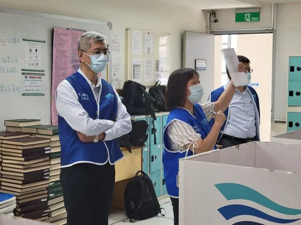 ▲航港局葉協隆局長(左)視察台北考場。（圖／航港局提供）
