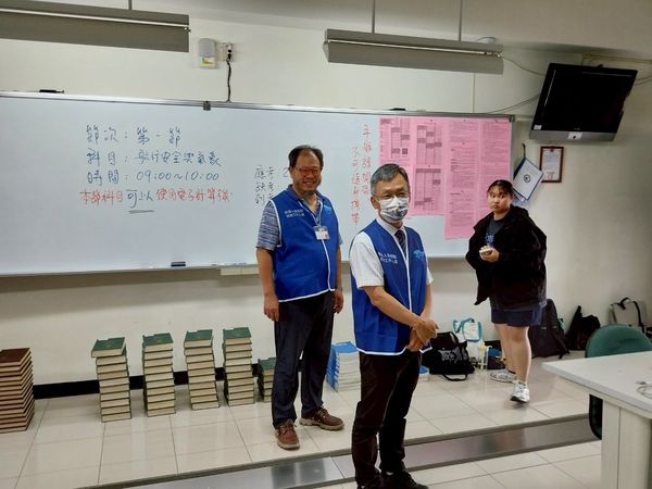 ▲劉志鴻副局長(圖中)視察考場為應試考生加油。（圖／航港局提供）