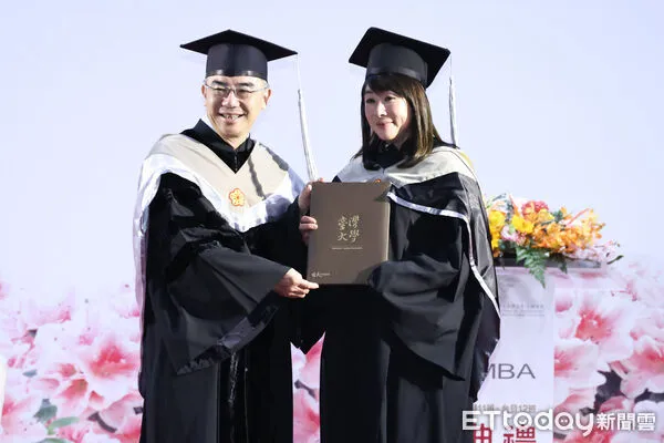 ▲前副總統連戰二媳婦路永佳台大復旦EMBA畢業典禮。（圖／記者黃克翔攝）