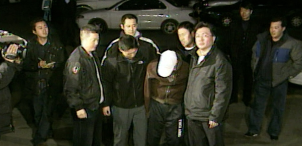 ▲《環環相扣的老故事》深入報導南韓史上最嚴重的性侵犯李重九事件。（圖／翻攝自SBS）