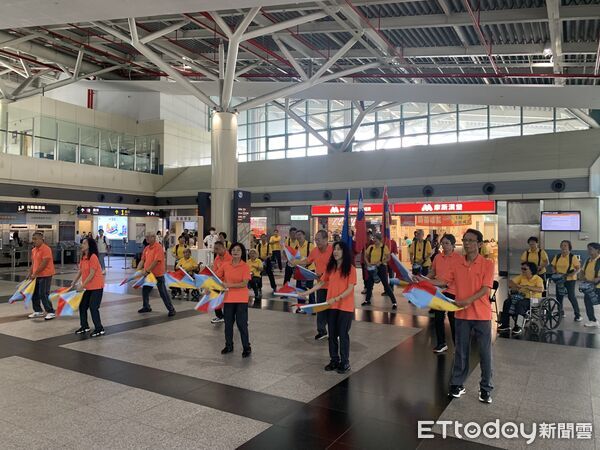 ▲▼    高雄榮家千歲團非洲鼓隊 快閃高鐵嘉義站鼓動人心 傳遞歲月的溫度與活力    。（圖／台灣高鐵提供）