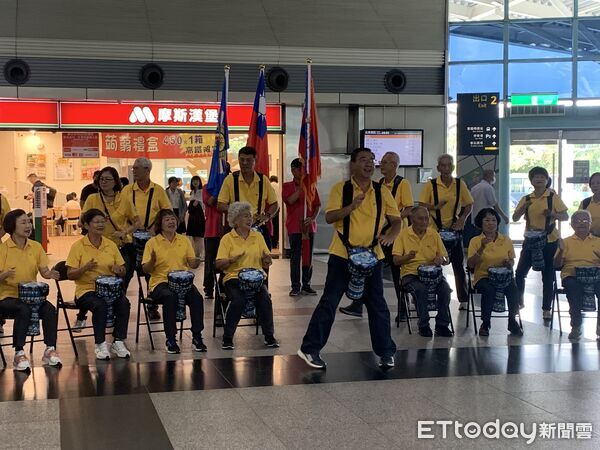 ▲▼    高雄榮家千歲團非洲鼓隊 快閃高鐵嘉義站鼓動人心 傳遞歲月的溫度與活力    。（圖／台灣高鐵提供）