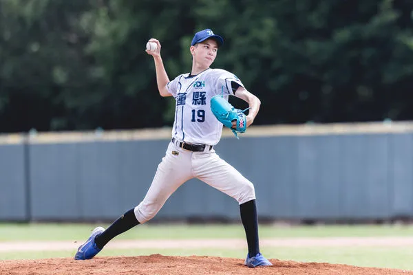▲▼高雄市先發投手張嘉宏。花蓮縣先發投手蔡沁佑。（圖／中華棒協提供）