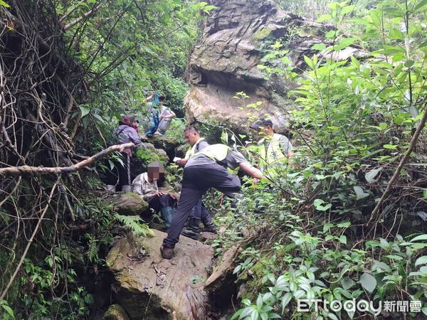 ▲▼台東縣海端鄉示範公墓今日發生一起墜溪意外              。（圖／記者楊晨東翻攝）