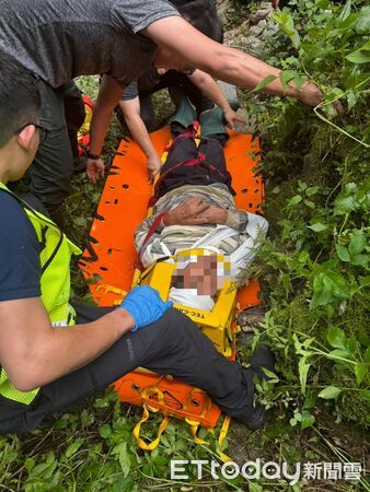▲▼台東縣海端鄉示範公墓今日發生一起墜溪意外             。（圖／記者楊晨東翻攝）