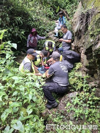 ▲▼台東縣海端鄉示範公墓今日發生一起墜溪意外             。（圖／記者楊晨東翻攝）