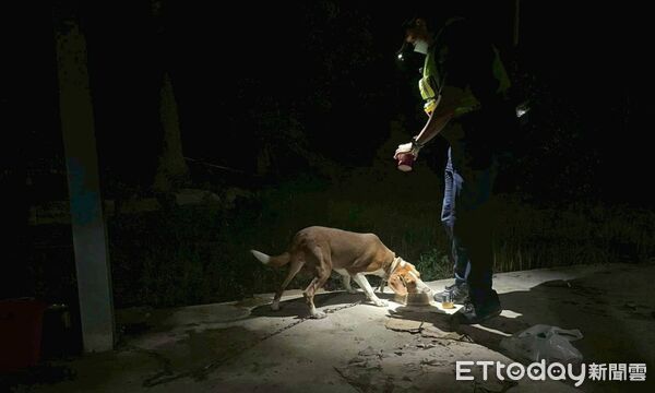 ▲關山警購罐罐餵食搖尾巴謝警。（圖／記者楊晨東翻攝）