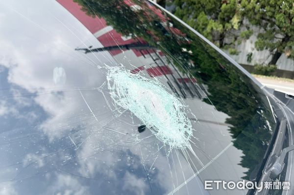 ▲桃園市陳姓男子今天上午開車經過蘆竹區南山北路一處工地旁，突遭不明鋼條天外飛來砸破車窗。（圖／記者沈繼昌翻攝）