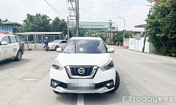 ▲桃園市陳姓男子今天上午開車經過蘆竹區南山北路一處工地旁，遭不明鋼條砸破車窗。（圖／記者沈繼昌翻攝）