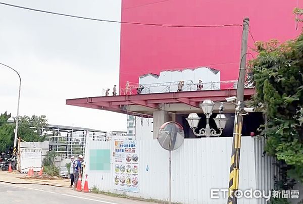 ▲桃園市蘆竹區南山北路一處工地，今天發生鷹架鋼條破路過轎車車窗事故，圖為該工地外觀。（圖／記者沈繼昌翻攝）