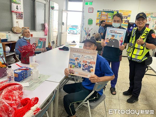 ▲警進膽曼文健站宣導交通安全。（圖／記者楊晨東翻攝）