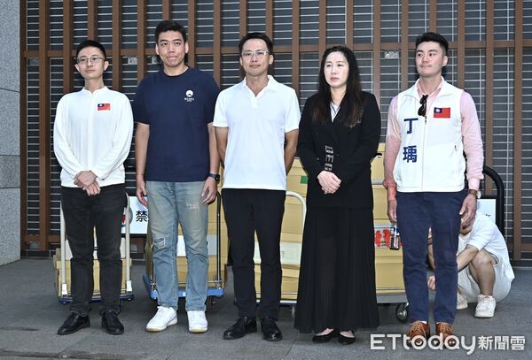 ▲ 發起罷免民進黨立委吳思瑤的民間團體「地動刪瑤」召集人賴苡任與備補領銜人詹嘉文、台北市議員林杏兒、台北市議員侯漢廷等人在台北市選委會前宣布送件失敗。（圖／記者李毓康攝）