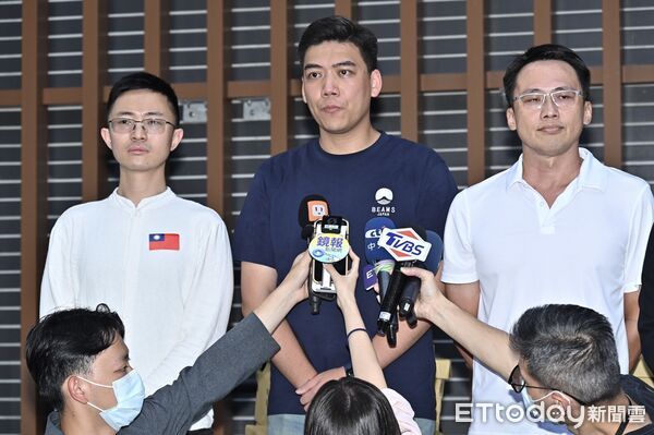 ▲▼ 發起罷免民進黨立委吳思瑤的民間團體「地動刪瑤」召集人賴苡任與備補領銜人詹嘉文、台北市議員侯漢廷等人在台北市選委會前宣布送件失敗  。（圖／記者李毓康攝）