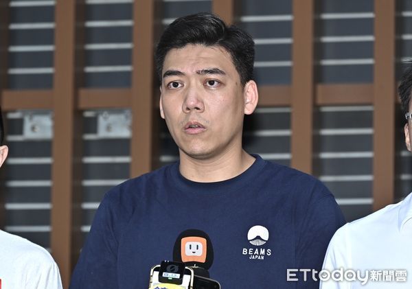 ▲▼ 發起罷免民進黨立委吳思瑤的民間團體「地動刪瑤」召集人賴苡任在台北市選委會前宣布送件失敗。（圖／記者李毓康攝）