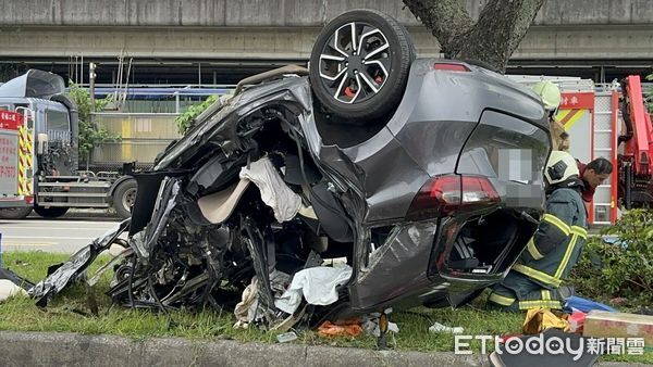 ▲遊覽車要去北車載客，被自小客高速撞擊，司機喊冤太快來不及反應。（圖／記者邱中岳翻攝）