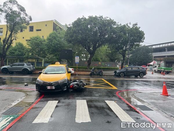 ▲三重駕駛計程車的賴男，突然左轉陳男閃避不及撞上後卡在車底。（圖／記者陸運陞翻攝）