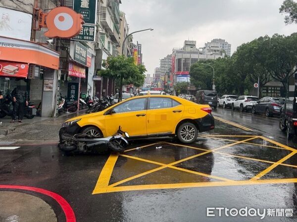 ▲三重駕駛計程車的賴男，突然左轉陳男閃避不及撞上後卡在車底。（圖／記者陸運陞翻攝）