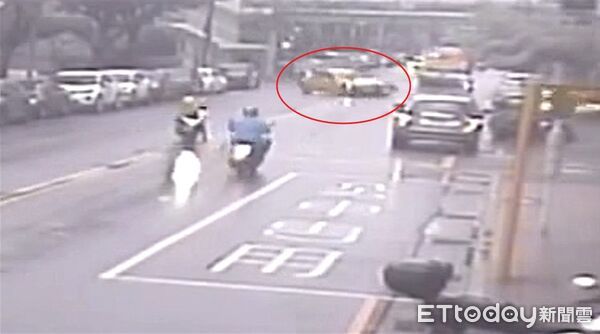▲三重駕駛計程車的賴男，突然左轉陳男閃避不及撞上後卡在車底。（圖／記者陸運陞翻攝）