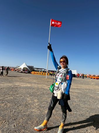 ▲路永佳與同學參加戈壁慢跑賽事。（圖／路永佳提供）