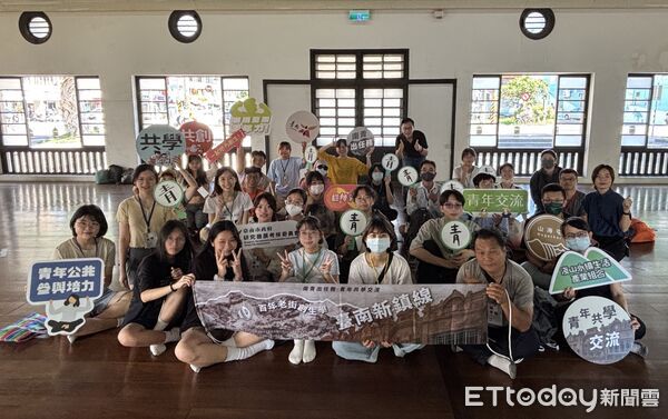 ▲青年參與新化老街導覽行程，走讀百年歷史街區，實地感受創生能量。（記者林東良翻攝，下同）
