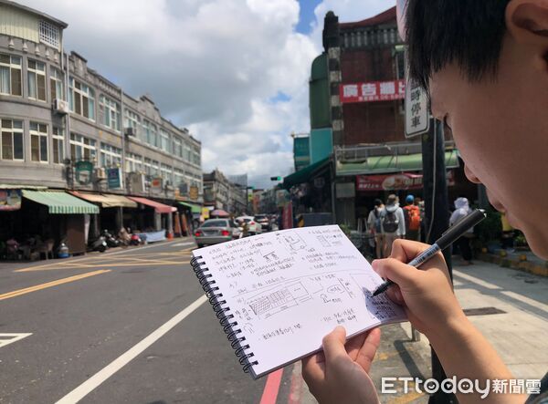 ▲青年參與新化老街導覽行程，走讀百年歷史街區，實地感受創生能量。（記者林東良翻攝，下同）