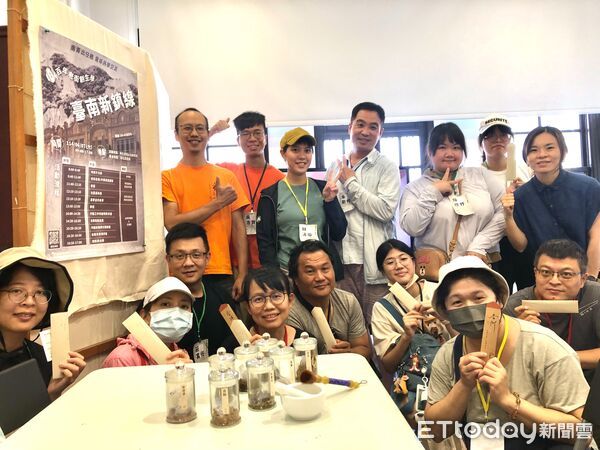 ▲青年參與新化老街導覽行程，走讀百年歷史街區，實地感受創生能量。（記者林東良翻攝，下同）