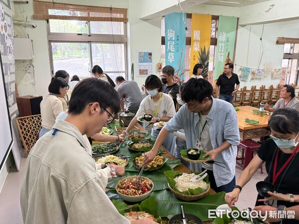 ▲青年參與新化老街導覽行程，走讀百年歷史街區，實地感受創生能量。（記者林東良翻攝，下同）