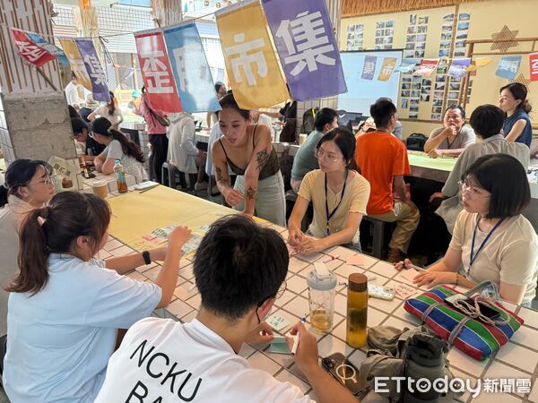 ▲青年參與新化老街導覽行程，走讀百年歷史街區，實地感受創生能量。（記者林東良翻攝，下同）