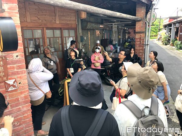 ▲青年參與新化老街導覽行程，走讀百年歷史街區，實地感受創生能量。（記者林東良翻攝，下同）