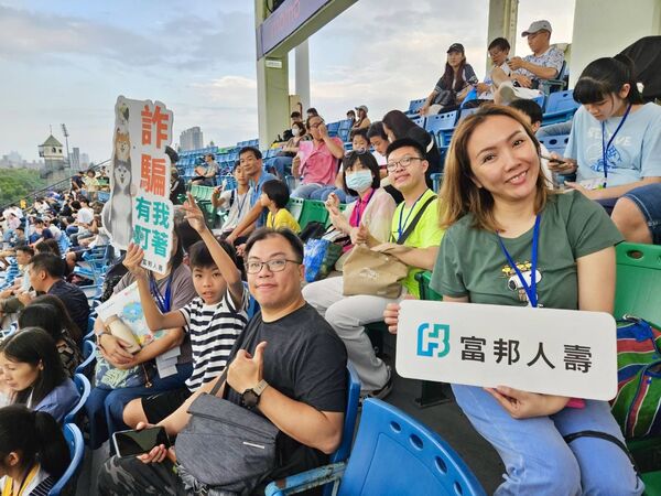 ▲富邦人壽打造友善運動環境，邀新住民家庭近70人體驗台灣職棒熱血應援氣氛。（圖／富邦悍將提供）