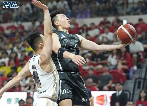 ▲戰神丁聖儒、陳文宏、莫爾曼、許皓程，國王林書豪、李愷諺、萊恩。（圖／TPBL職籃提供）