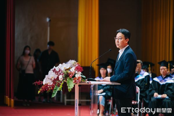 ▲▼交通部長陳世凱以傑出校友身分出席東海大學畢業典禮。（圖／交通部提供）
