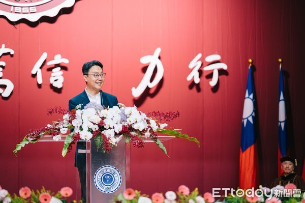 ▲▼交通部長陳世凱以傑出校友身分出席東海大學畢業典禮。（圖／交通部提供）