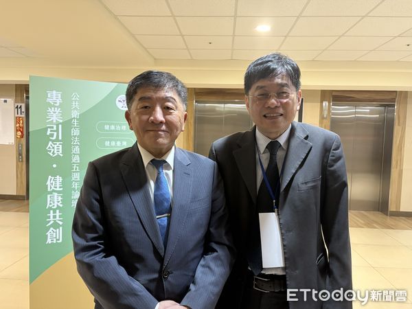 ▲▼公共衛生師法五週年論壇，行政院政務委員陳時中（左）與公衛師公會理事長翁瑞宏（右）。（圖／記者洪巧藍攝）