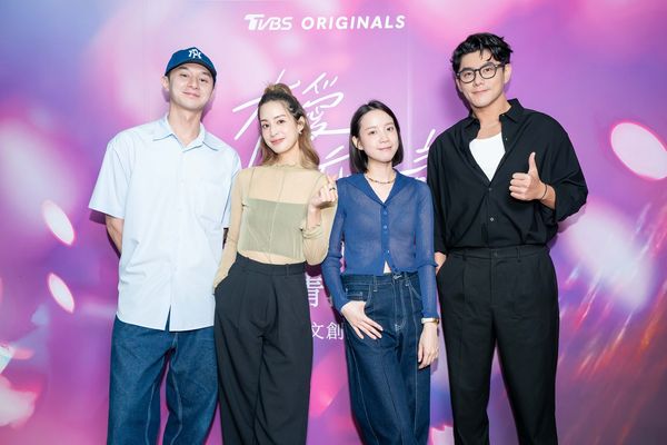 ▲張軒睿(左起)、莫允雯、程予希、李程彬出席《有愛我們床上談》殺青酒。（圖／TVBS提供）