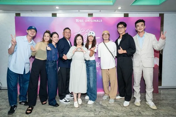 ▲張軒睿(左起)、莫允雯、程予希、李程彬出席《有愛我們床上談》殺青酒。（圖／TVBS提供）