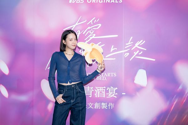 ▲張軒睿(左起)、莫允雯、程予希、李程彬出席《有愛我們床上談》殺青酒。（圖／TVBS提供）