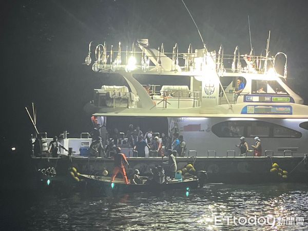 ▲▼漁船擱淺47人待援海巡火速救援成功。（圖／記者郭世賢翻攝）