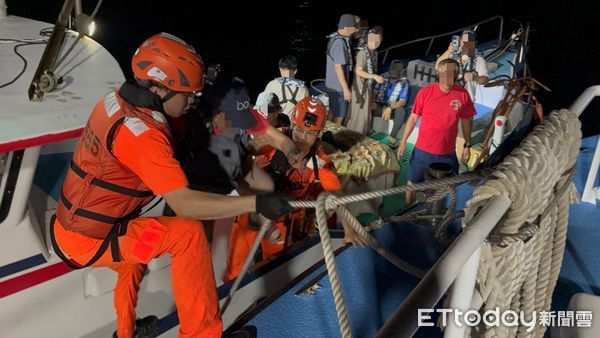 ▲▼漁船擱淺47人待援海巡火速救援成功。（圖／記者郭世賢翻攝）
