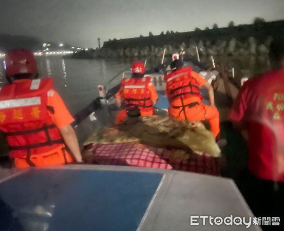 ▲▼漁船擱淺47人待援海巡火速救援成功。（圖／記者郭世賢翻攝）
