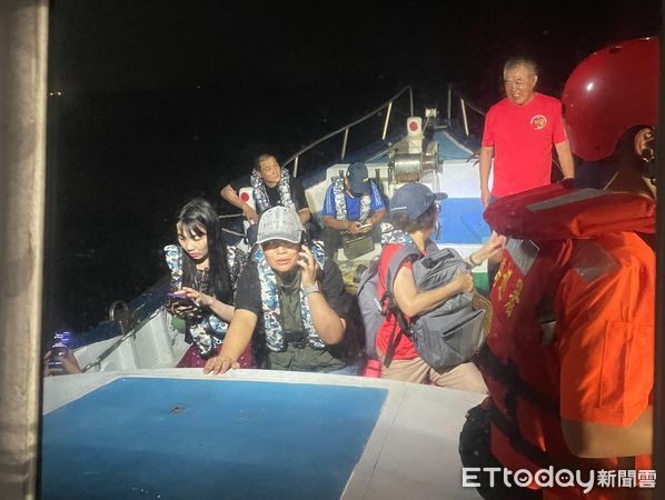 ▲▼漁船擱淺47人待援海巡火速救援成功。（圖／記者郭世賢翻攝）