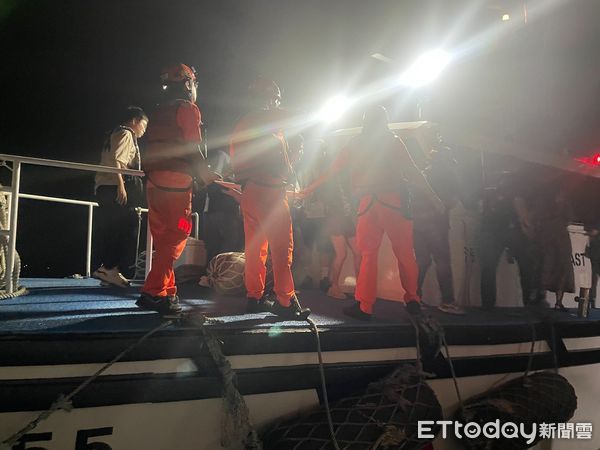 ▲▼漁船擱淺47人待援海巡火速救援成功。（圖／記者郭世賢翻攝）