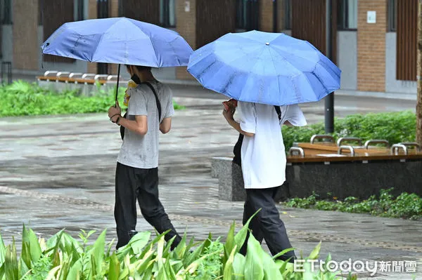 ▲▼ 天氣,行人,路人,雷雨,大雨,大雷雨,下雨,雨天,豪大雨,午後雷陣雨,梅雨,降雨,氣象,豪雨,西南氣流,滯留鋒面,撐傘,雨傘,陰雨綿綿,潮濕,濕度,熱對流,天氣配圖 。（圖／記者李毓康攝）