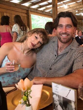 ▲泰勒絲（Taylor Swift）和男友凱爾西（Travis Kelce）現身婚禮。（圖／翻攝自X）