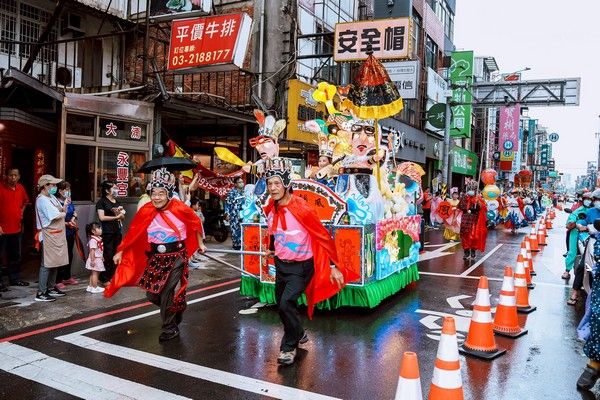 ▲2025桃園閩南文化節「藝閣踩街」開走