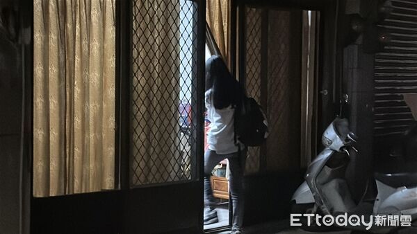 ▲▼受騙女大生返家，祖孫深情擁抱。（圖／記者許權毅攝）
