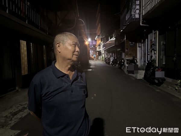▲▼受騙女大生返家，祖孫深情擁抱。（圖／記者許權毅攝）