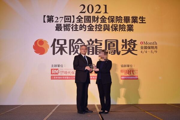 臺銀人壽總經理劉啟聖（左）遭控咆哮、刁難下屬，遭申訴職場霸凌。（臺銀人壽提供）